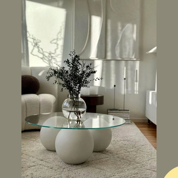 שולחן סלון עגול יוקרתי – משטח זכוכית על בסיס כדורי