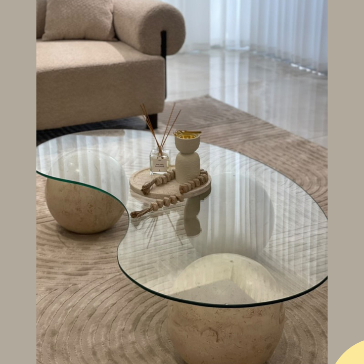 שולחן סלון יוקרתי עם משטח זכוכית ועיצוב כדורי