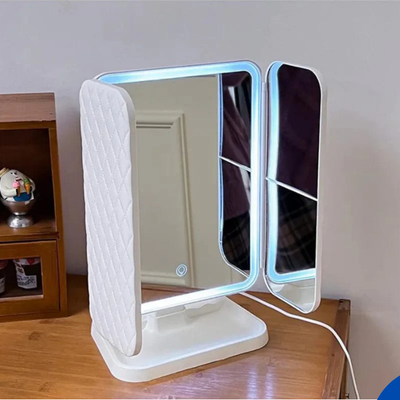 מראת איפור מתקפלת תלת־צדדית עם תאורת LED ומגדלת