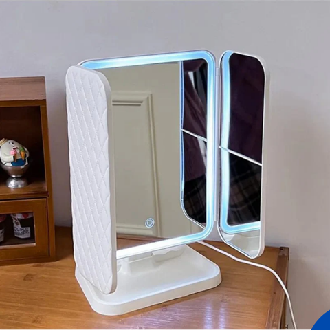 מראת איפור מתקפלת תלת־צדדית עם תאורת LED ומגדלת