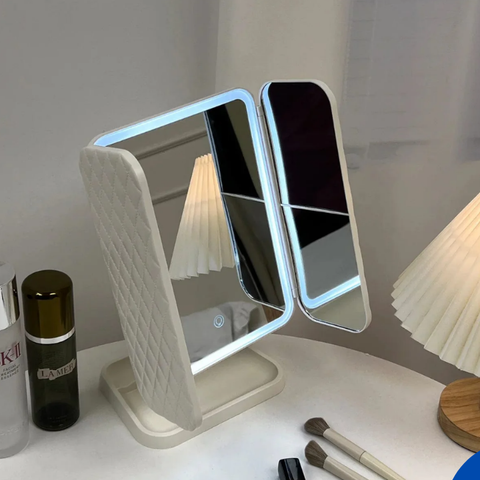 מראת איפור מתקפלת תלת־צדדית עם תאורת LED ומגדלת