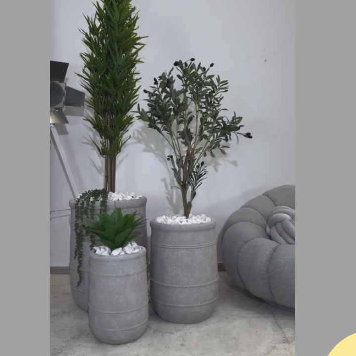 סט עציצים גליליים אפורים עם צמחייה מלאכותית