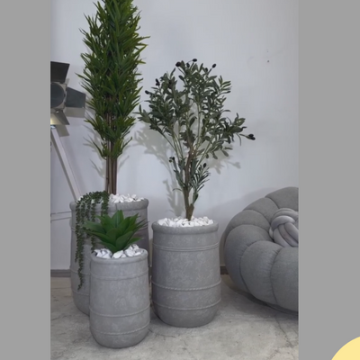 סט עציצים גליליים אפורים עם צמחייה מלאכותית