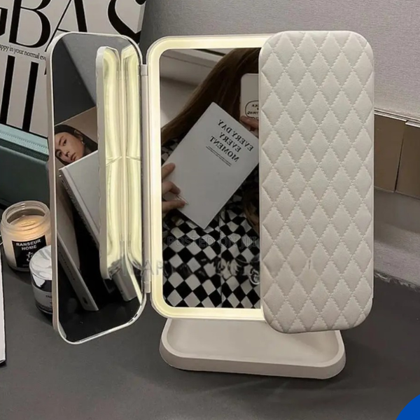 מראת איפור מתקפלת תלת־צדדית עם תאורת LED ומגדלת