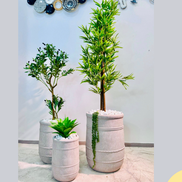 סט עציצים גליליים אפורים עם צמחייה מלאכותית